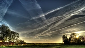 Jak naprawdę powstają się smugi kondensacyjne? Nowe badanie ujawnia 