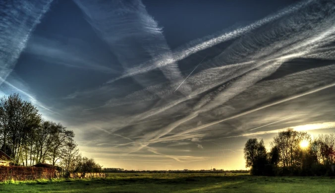Smugi kondensacyjne na niebie