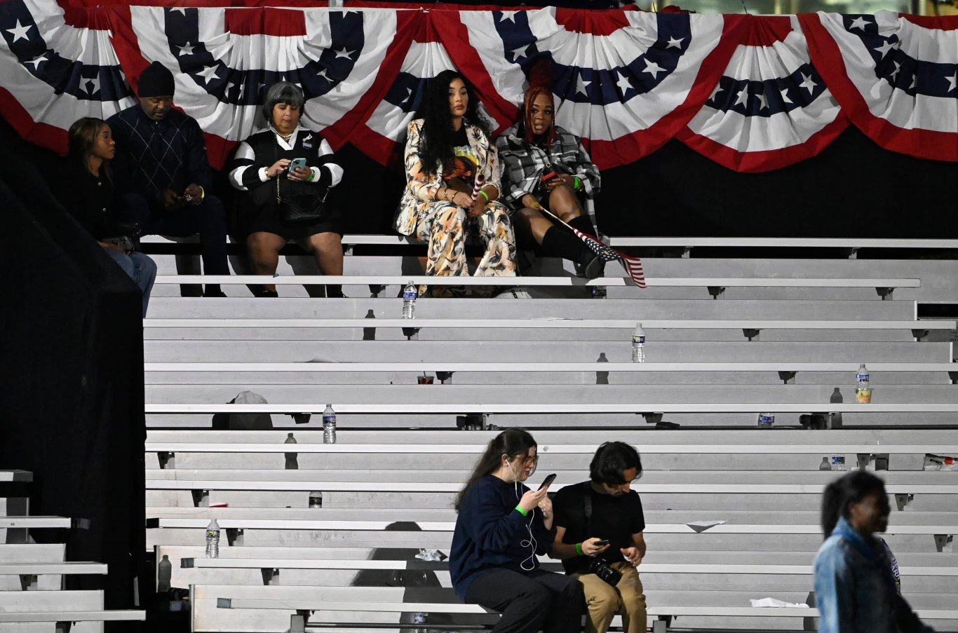 Zwolennicy wiceprezydent Kamali Harris na trybunach Uniwersytetu Howarda, gdzie jej sztab zorganizował wieczorne przyjęcie wyborcze Zwolennicy wiceprezydent Kamali Harris na trybunach Uniwersytetu Howarda, gdzie jej sztab zorganizował wieczorne przyjęcie wyborcze