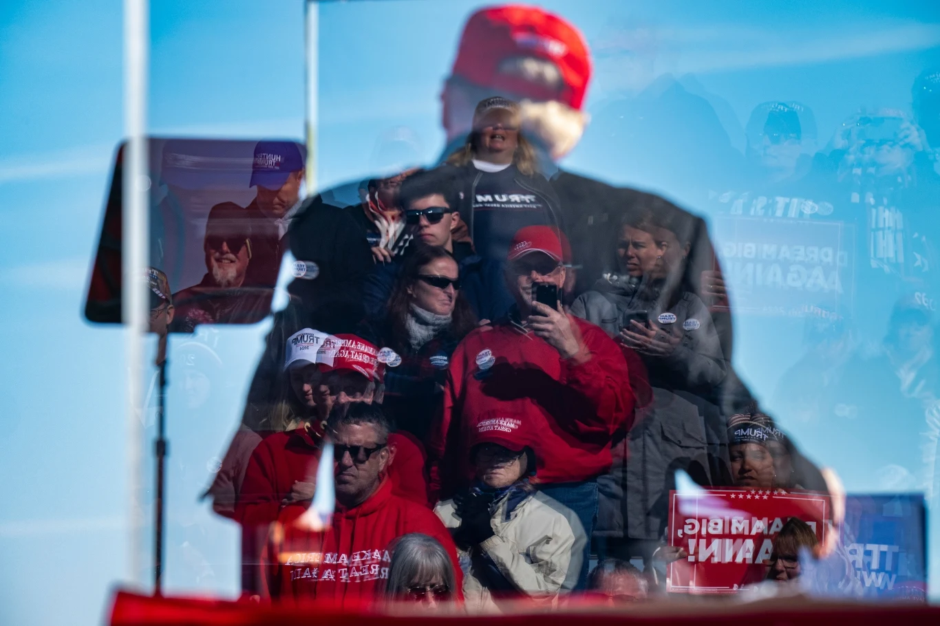 Zwolennicy Donalda Trumpa wiwatują podczas jego przemówienia na wiecu wyborczym w Lititz w Pensylwanii 3 listopada Zwolennicy Donalda Trumpa wiwatują podczas jego przemówienia na wiecu wyborczym w Lititz w Pensylwanii 3 listopada