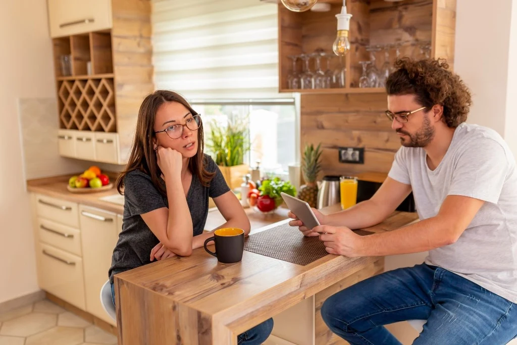 Manipulacja, która odbiera pewność siebie i tłamsi. Tak rozpoznasz gaslighting Manipulacja, która odbiera pewność siebie i tłamsi. Tak rozpoznasz gaslighting