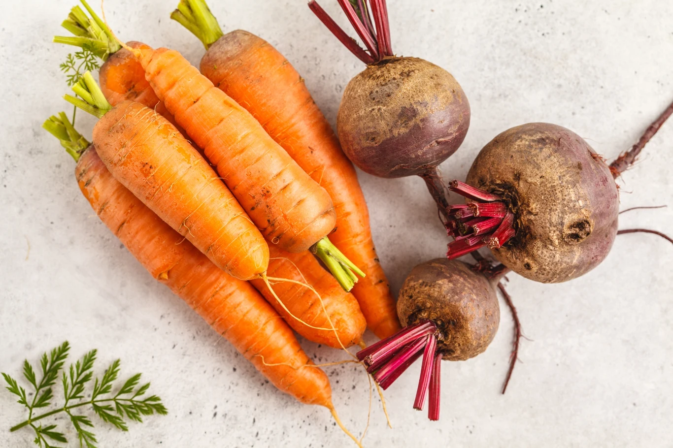 Jesienią i zimą zaleca się spożywanie sezonowych warzyw. Należą do nich m.in. buraki i marchew.