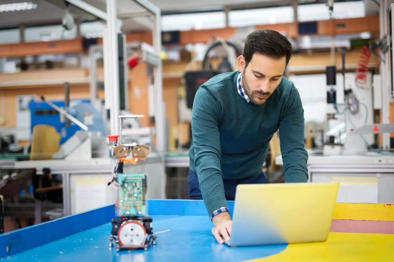 Zarobki w tej branży rosną błyskawicznie. Rynek potrzebuje coraz więcej osób pracujących nad sztuczną inteligencją. Zarobki w tej branży rosną błyskawicznie. Rynek potrzebuje coraz więcej osób pracujących nad sztuczną inteligencją.