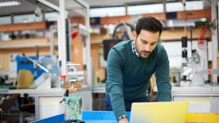 Zarobki w tej branży rosną błyskawicznie. Rynek potrzebuje coraz więcej osób pracujących nad sztuczną inteligencją.