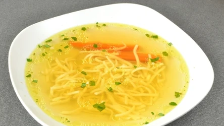 Rosół gości na wielu polskich stołach, szczególnie w niedzielę. Warto poznać tajniki gotowania tego wywaru.