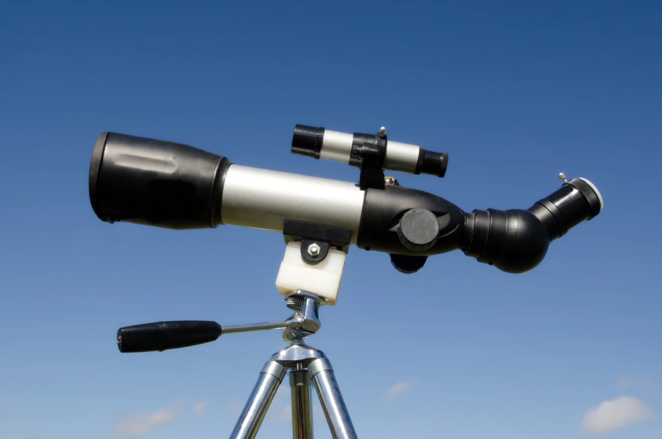 Teleskopy do fotografowania kosmosu powinny mieć duże obiektywy, ponieważ lepiej zbierają światło.