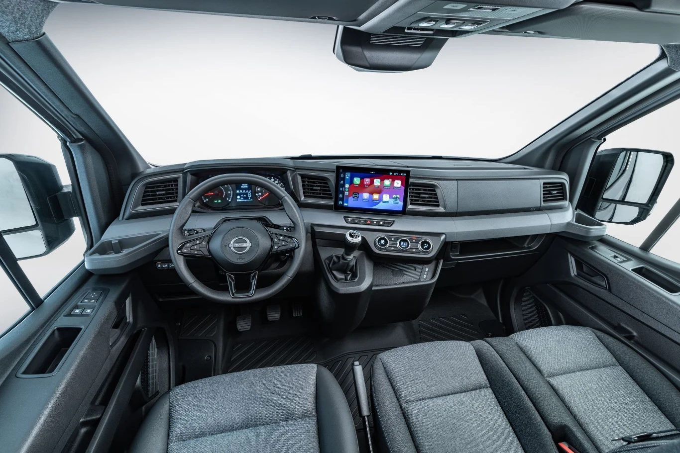 W zależności od wersji Nissan Interstar oferuje schowki o łącznej pojemności do 135 litrów. Ponadto użytkownicy auta mogą liczyć m.in. na łączność z telefonem za pośrednictwem Apple CaPlay i Android Auto. 