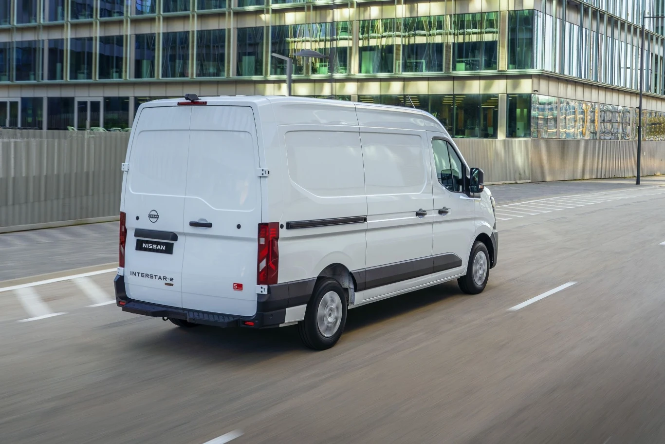 Nissan Interstar trzeciej generacji jest pierwszym dużym dostawczakiem marki, który wyposażony jest w napęd elektryczny.