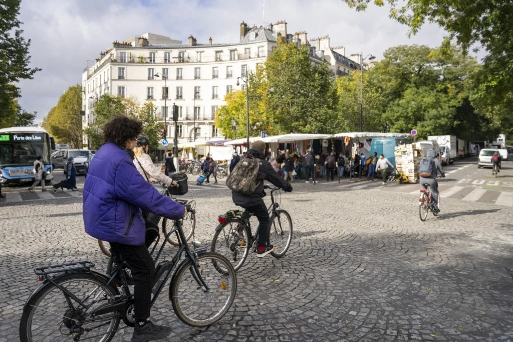 Problemy komunikacyjne w Paryżu. Piesi narzekają na rowery Problemy komunikacyjne w Paryżu. Piesi narzekają na rowery