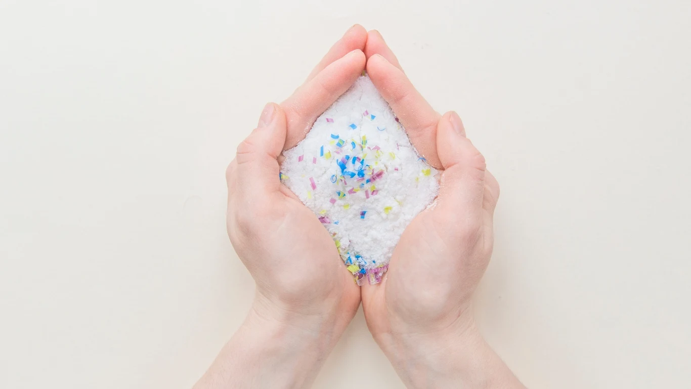 Mikroplastik zanieczyszcza morza i oceany na całym świecie. Przenika także do narządów człowieka. Teraz wykazano, że może mieć wpływ nawet na pogodę