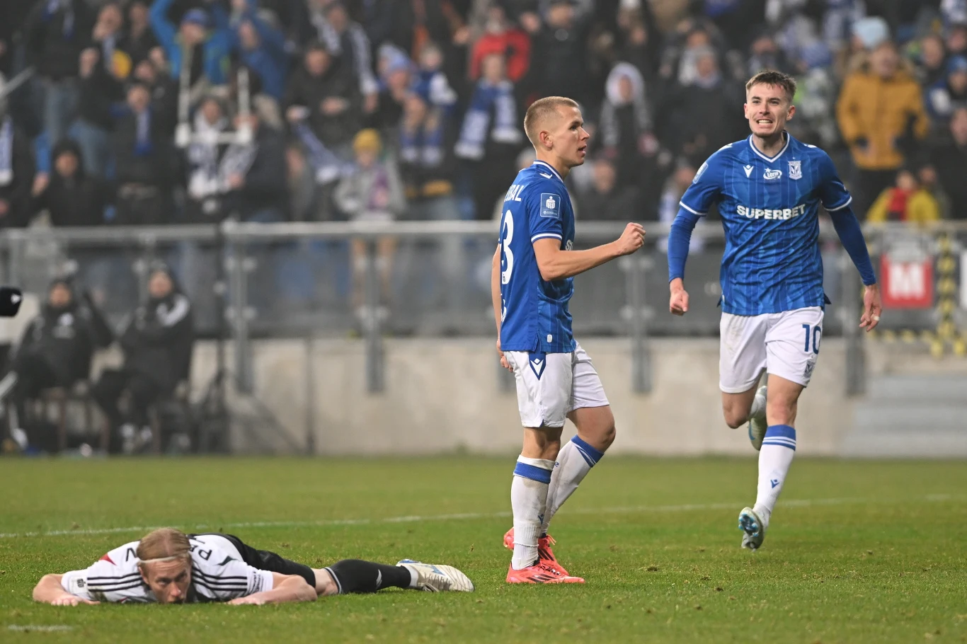 Antoni Kozubal (w środku) i jego radość w stylu piłkarskiego wygi w momencie, gdy strzelił swoją premierową bramkę w hicie ekstraklasy Lech - Legia