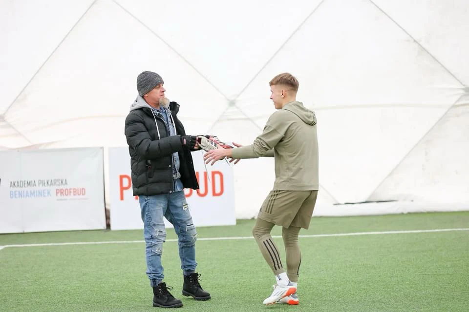 Antoni Kozubal i jego tata, Dominik Kozubal - zdjęcie wykonane pod balonem w Krośnie