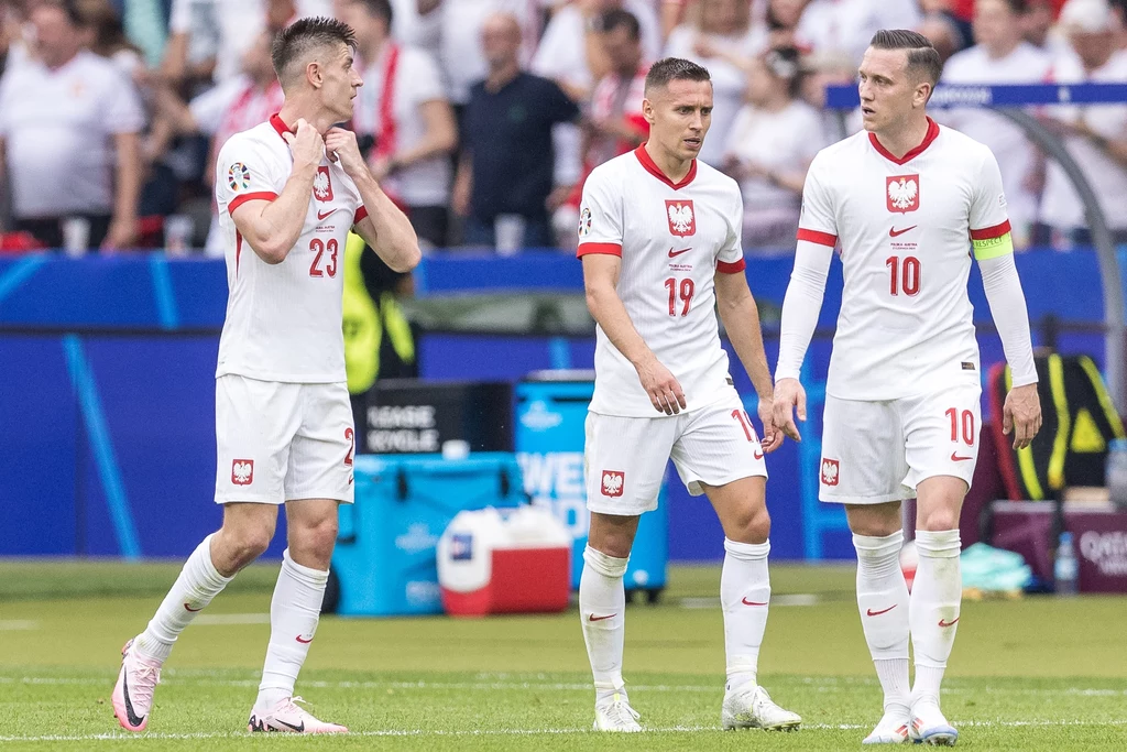 Przemysław Frankowski (w środku) nie zagra w najbliższych meczach reprezentacji Polski z powodu kontuzji Przemysław Frankowski (w środku) nie zagra w najbliższych meczach reprezentacji Polski z powodu kontuzji
