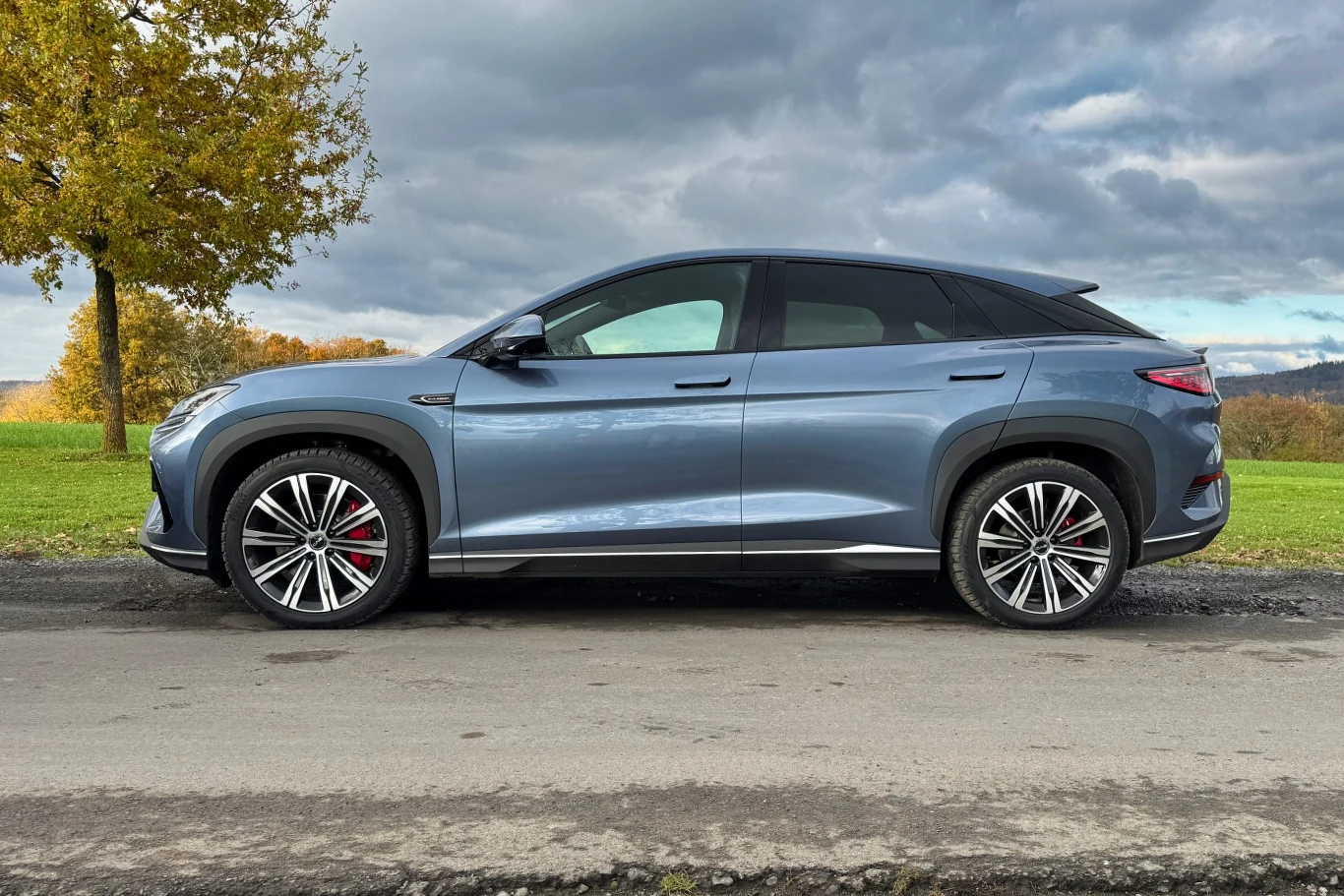 SEALION 7 wyjeżdża z salonu na obręczach o średnich 19 lub 20 cali