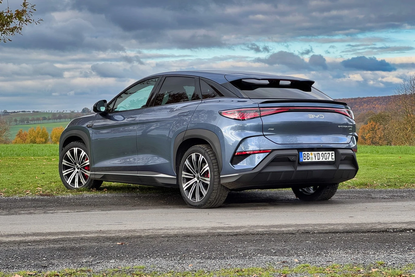 Kształt tylnych lamp przywodzi na myśl Mercedesa GLC Coupé