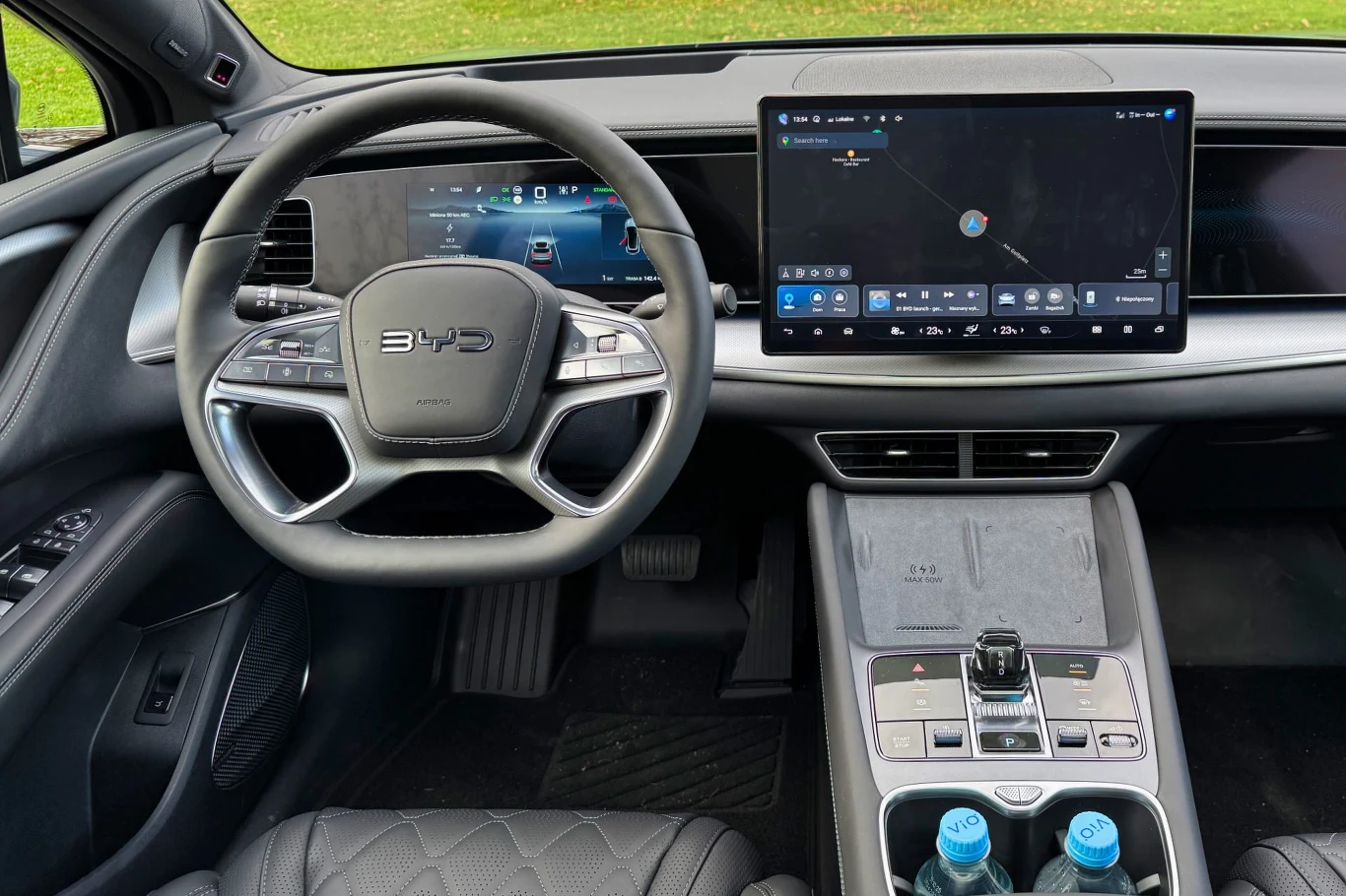 Zawartość ekranu za kierownicą można dostosować do upodobań. Kierowca dodatkowo może korzystać z wyświetlacza HUD