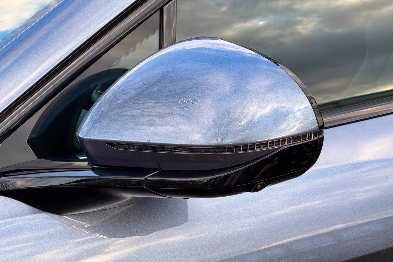 Zamiast klucza, do otwarcia drzwi można użyć smartfona przykładając go do obudowy lusterka