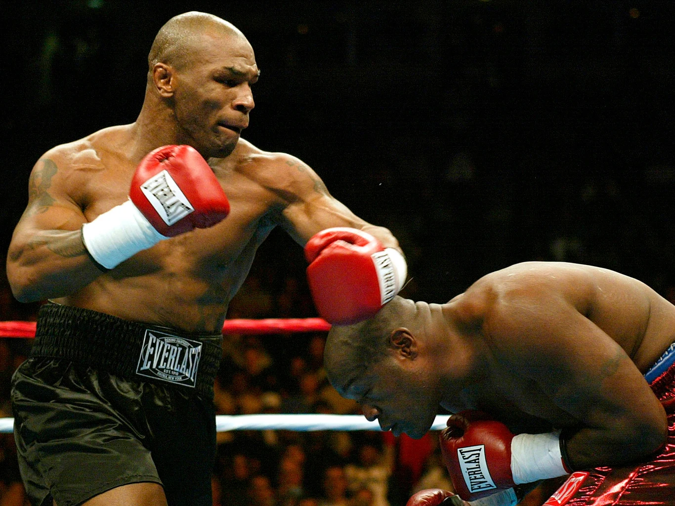 Mike Tyson podczas walki z Cliffordem Etiennem w 2003 roku