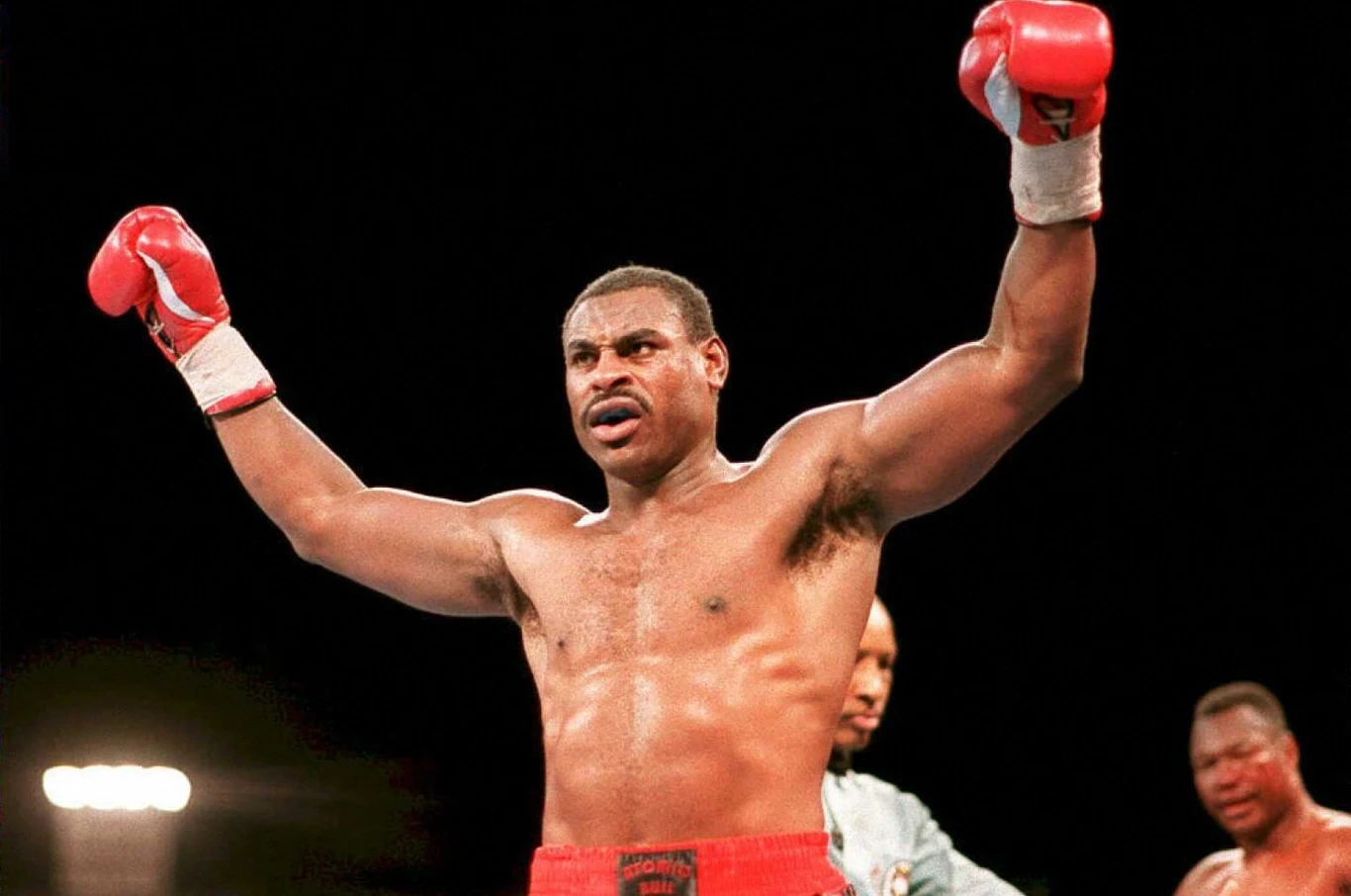 Oliver McCall - zdjęcie z 1995 roku, gdy Amerykanin pokonał inną legendę, wówczas 45-letniego Larry'ego Holmesa