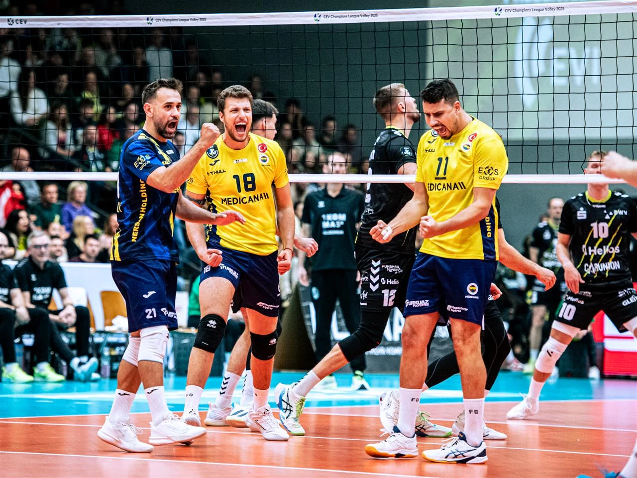 Fabian Drzyzga (pierwszy z prawej) zadebiutował w barwach Fenerbahce w Lidze Mistrzów