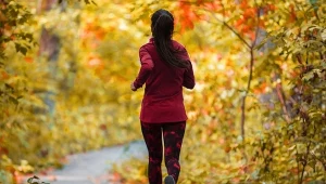 Regularną aktywność jesienią można zacząć od spacerów lub pobudzającego truchtu