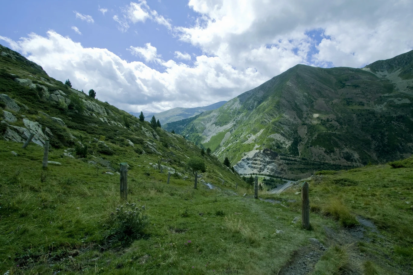 Bhutan to małe państwo położone w Azji, leży między Tybetem a Indiami. Bhutan jest jedynym krajem na świecie o ujemnej emisji dwutlenku węgla