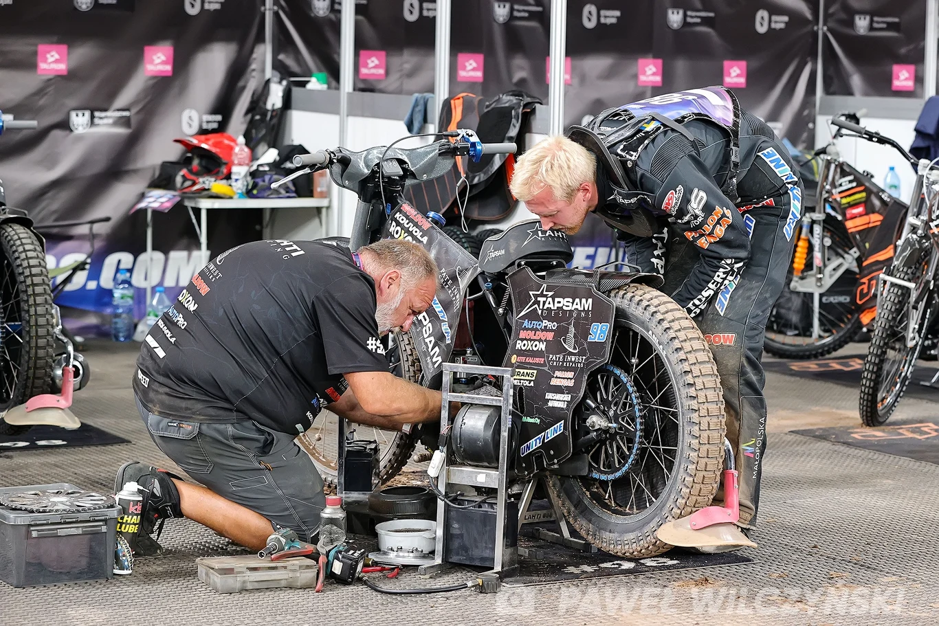 Timo Lahti szykuje się do jazdy w Tauron SEC.