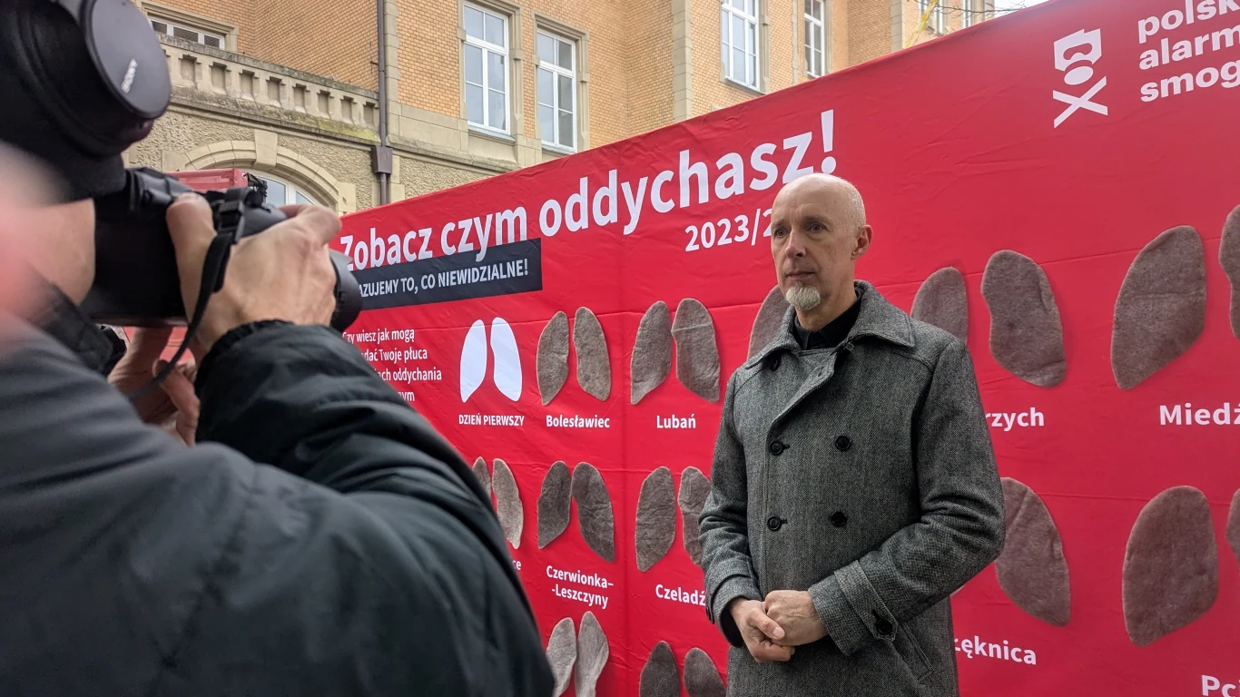 Polski Alarm Smogowy po raz kolejny ustawi ogromne płuca w wybranych miejscowościach w Polsce. Mają one pokazać smogowe zagrożenie Polski Alarm Smogowy po raz kolejny ustawi ogromne płuca w wybranych miejscowościach w Polsce. Mają one pokazać smogowe zagrożenie