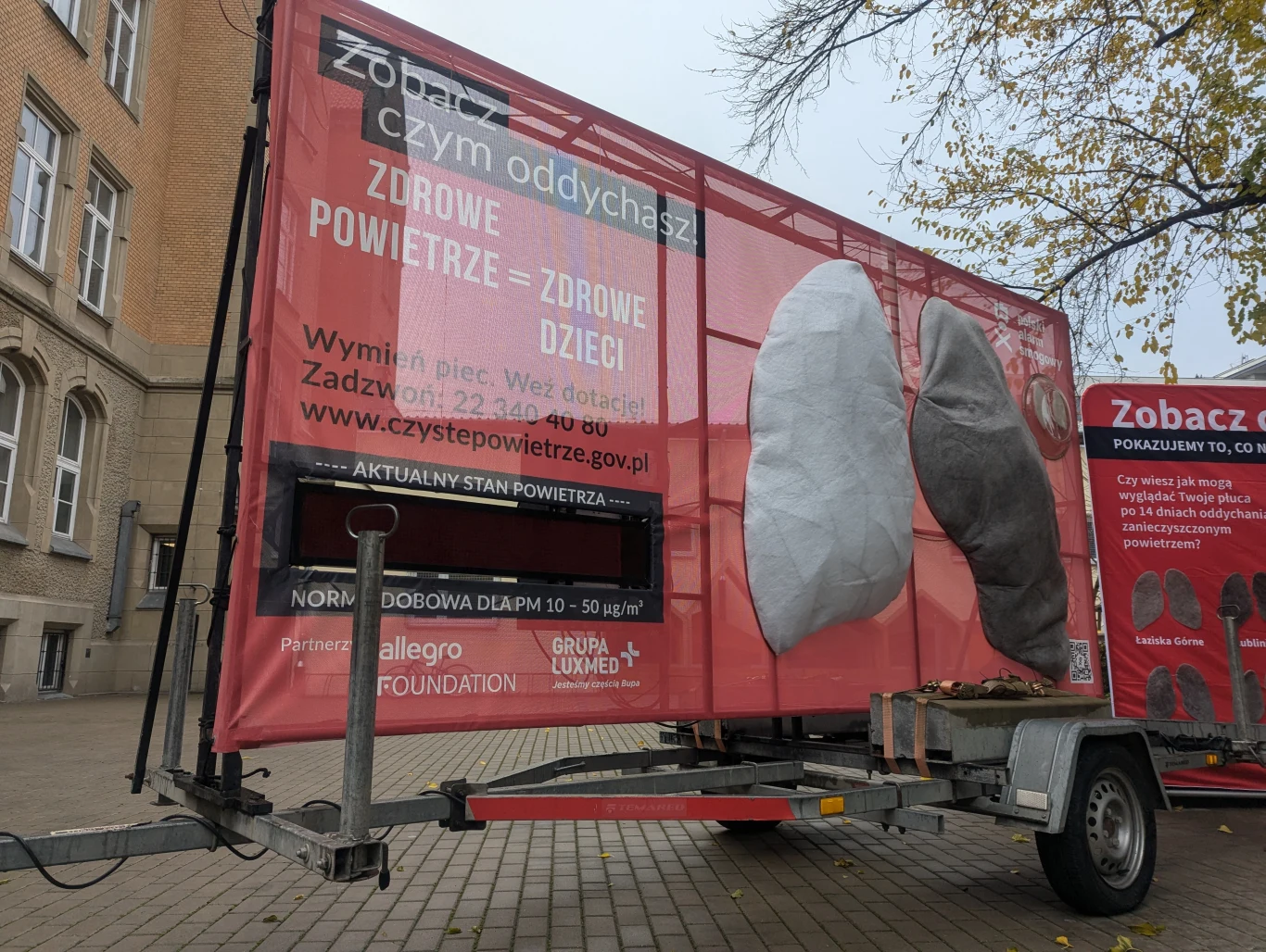 Smogowe płuca z dnia na dzień pokrywają się zanieczyszczeniami z powietrza. To pokazuje mieszkańcom, jak złym powietrzem oddychają