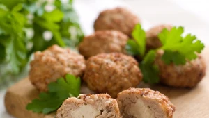 Soczyste mielone z mozzarellą. Ser doda kotletom wyjątkowego smaku