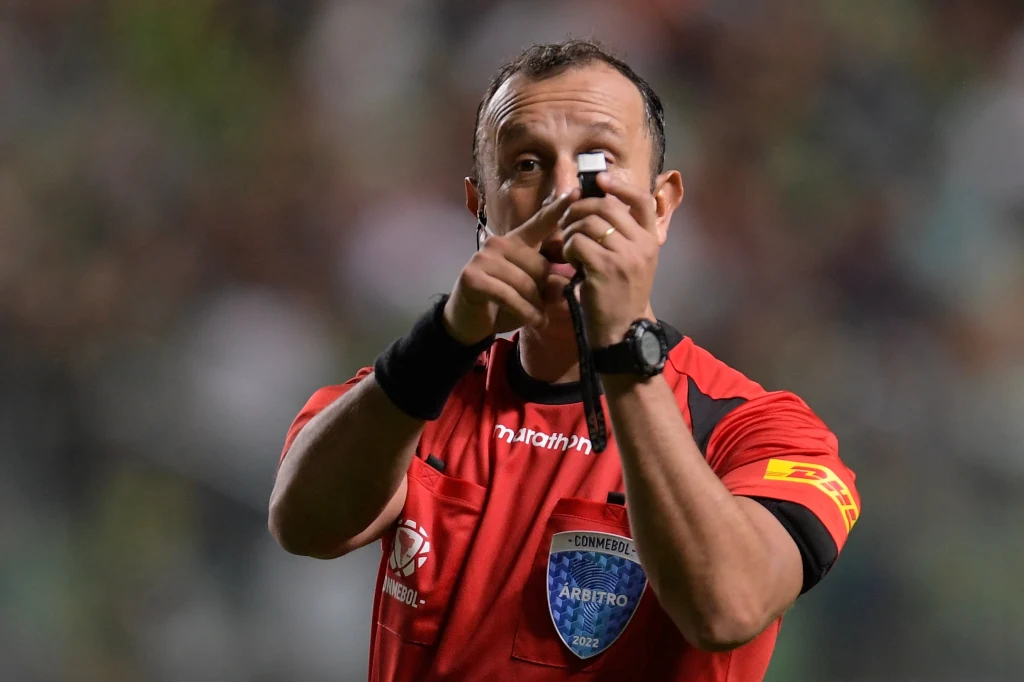 Arbiter zmuszony został do użycia gwizdka w sytuacji "awaryjnej" (zdj. ilustracyjne) Arbiter zmuszony został do użycia gwizdka w sytuacji "awaryjnej" (zdj. ilustracyjne)