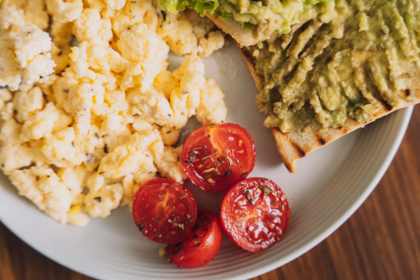 Regularne spożywanie śniadań pomaga utrzymać prawidłowy poziom glukozy, insuliny, a także cholesterolu