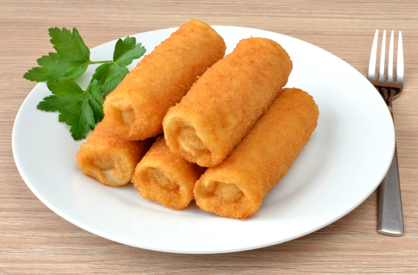 Krokiety na stałe zagościły w polskiej kuchni. Wiele osób robi je na wigilię. Krokiety na stałe zagościły w polskiej kuchni. Wiele osób robi je na wigilię.