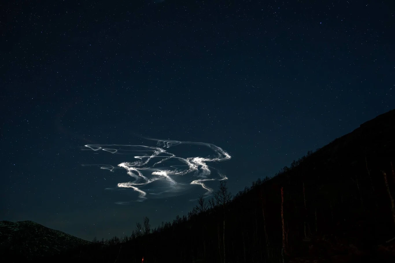 Eksperyment NASA pozostawił na niebie smugi. Tego dnia występowała także zorza polarna.
