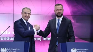 Wicepremierzy Krzysztof Gawkowski i Władysław Kosiniak-Kamysz podczas ceremonii podpisania międzyresortowego listu intencyjnego ws. współpracy w obszarze AI
