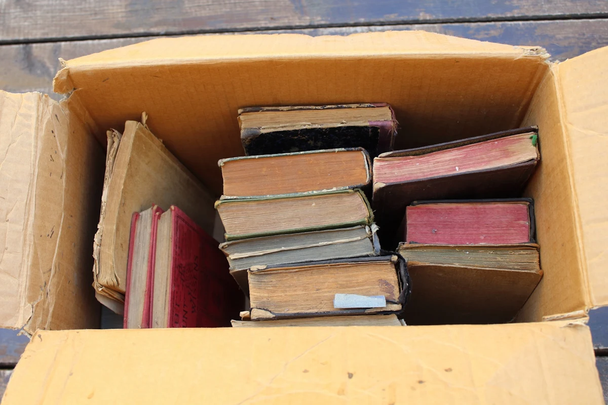 Sprzedaż starych książek - ile można zarobić? Książki z PRL-u warte majątek. Sprawdź czy masz w swojej biblioteczce