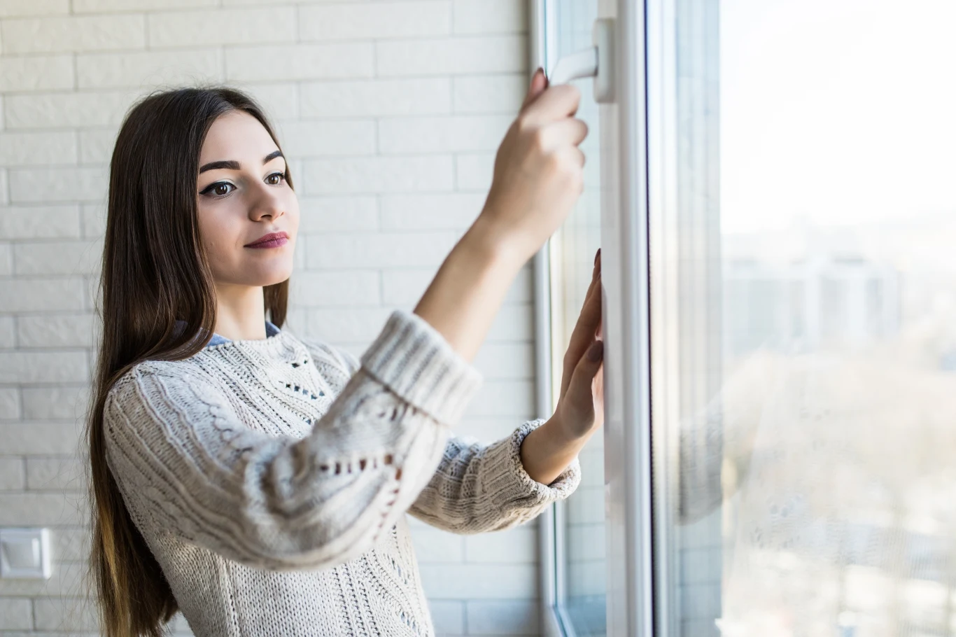Żeby uszczelnić okna wystarczy użyć taśmy izolacyjnej, którą można kupić w każdym sklepie budowlanym Żeby uszczelnić okna wystarczy użyć taśmy izolacyjnej, którą można kupić w każdym sklepie budowlanym