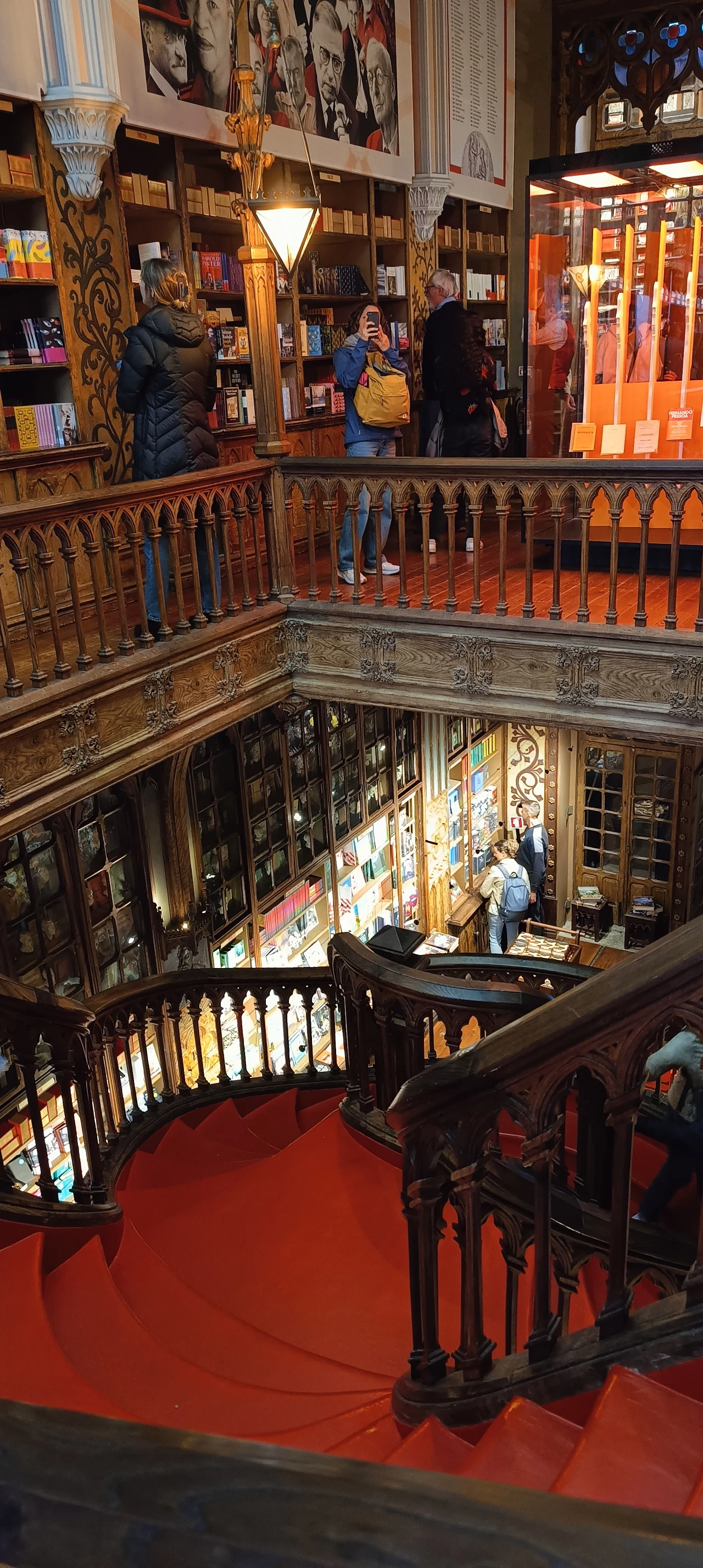 Wnętrze "Księgarni Lello" w Porto