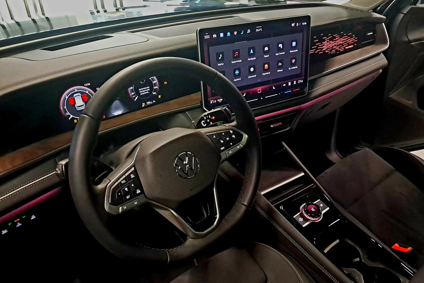 W Polsce Volkswagen Tayron będzie oferowany łącznie w pięciu wersjach wyposażenia. Póki co klienci mają do wyboru cztery - Life, Life Plus, R-Line i R-Line. Na odmianę Elegance trzeba jeszcze poczekać.