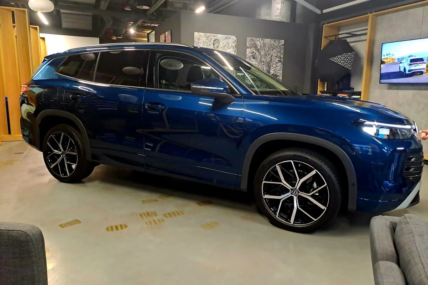 Volkswagen Tayron oferuje blisko 4,8 metra długości. To o 25 cm więcej niż nowy Tiguan.