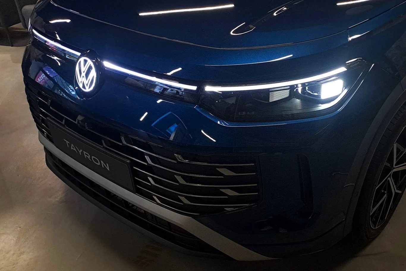 Volkswagen Tayron, wyposażony jest w podświetlane logo z przodu i z tyłu. Ponadto jest trzecim modelem niemieckiego producenta (po Tiguanie i Touaregu), który można skonfigurować z reflektorami matrycowymi IQ.LIGHT HD.