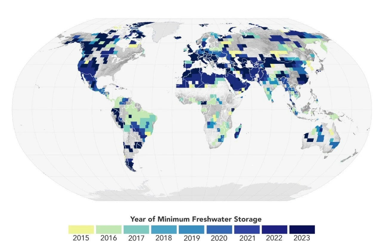 Mapa pokazuje lata, w których zasoby wody lądowej osiągnęły 22-letnie minimum