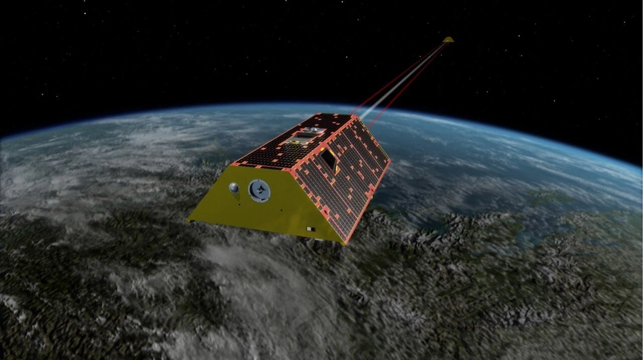 Satelity GRACE mierzą grawitację podczas orbitowania wokół planety, aby ujawnić zmieniające się poziomy wody na Ziemi (koncepcja artystyczna)