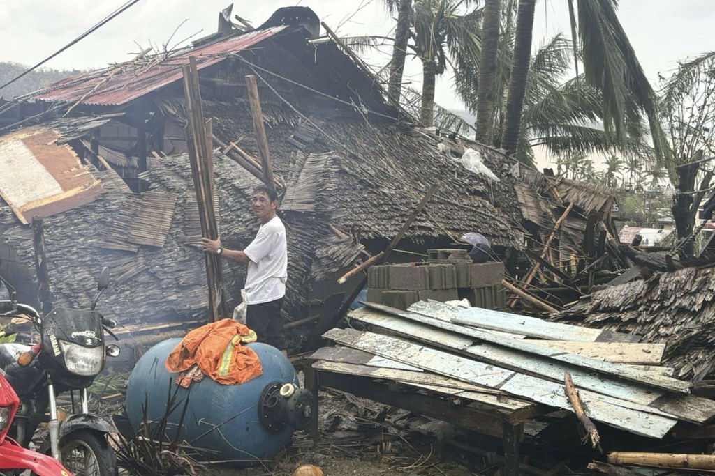 Zniszczenia spowodowane przez tajfun w Man-yi in Viga, Catanduanes na Filipinach