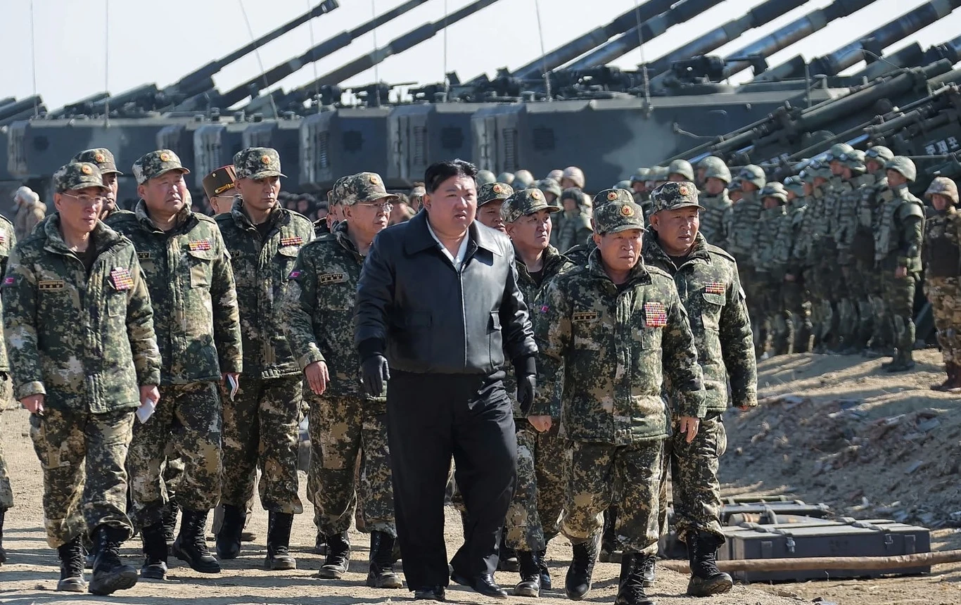 Kim Dzong Un podczas spotkania z żołnierzami Kim Dzong Un podczas spotkania z żołnierzami