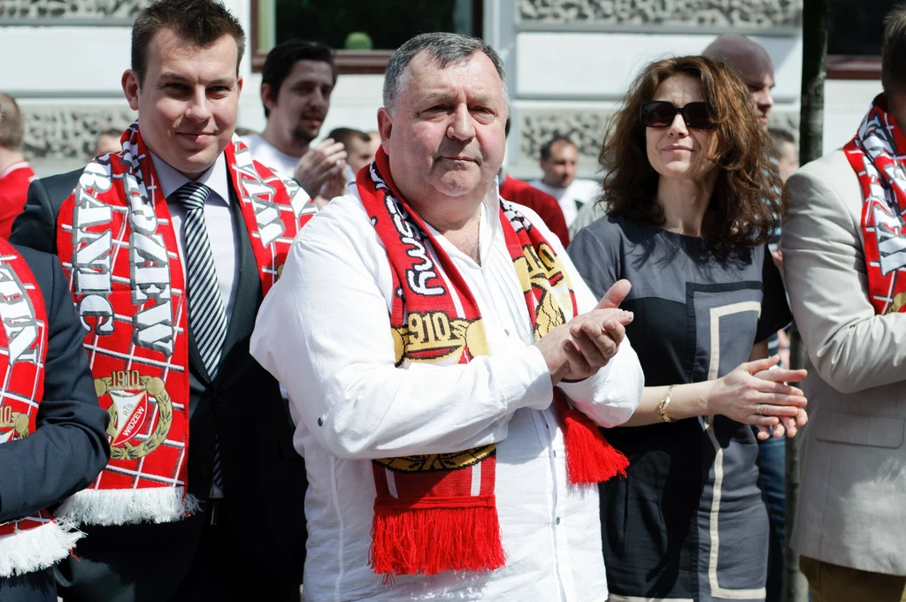 Witold Skrzydlewski z kibicami Widzewa Łódź. Witold Skrzydlewski z kibicami Widzewa Łódź.