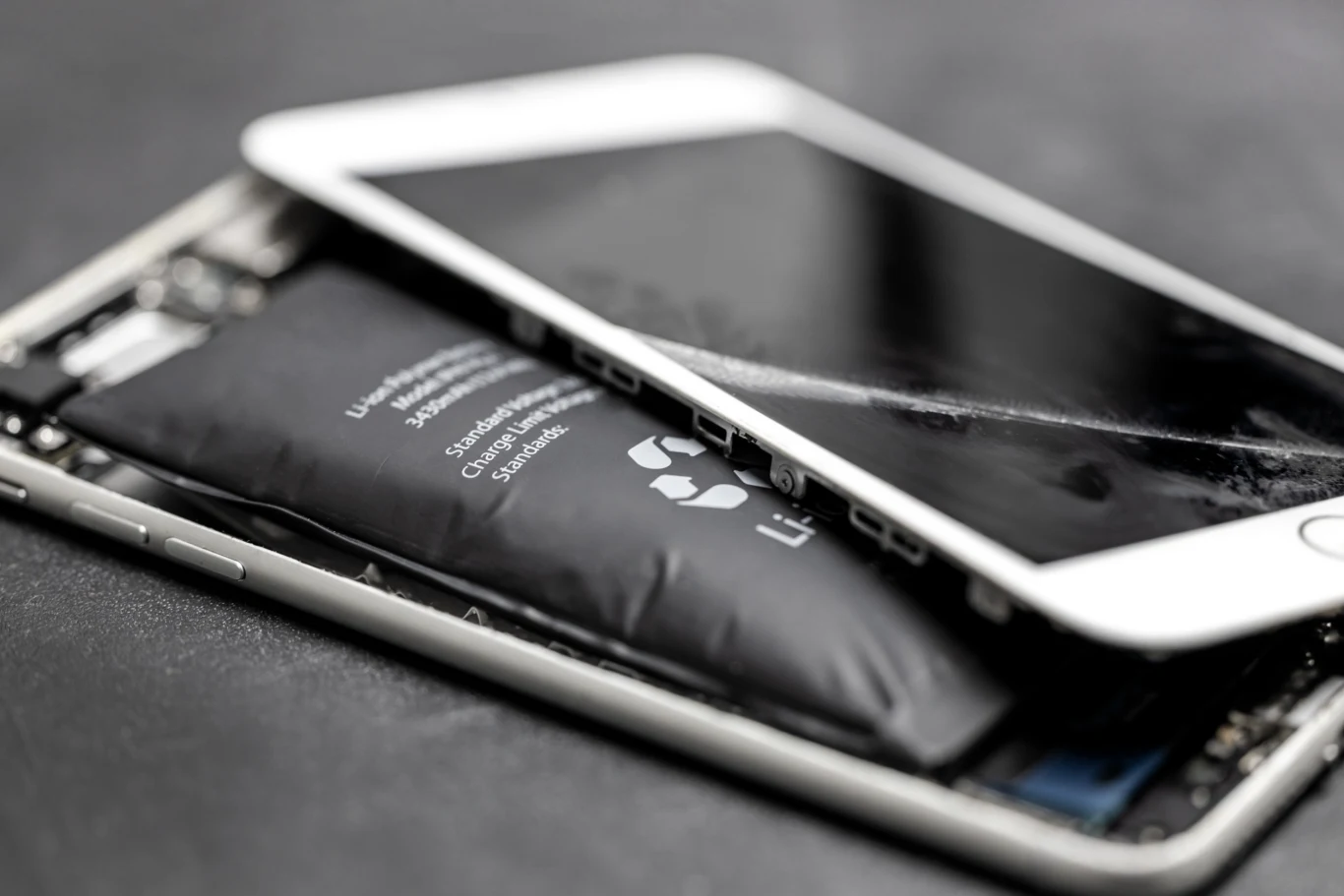 Spuchnięta bateria w telefonie. Spuchnięta bateria w telefonie.