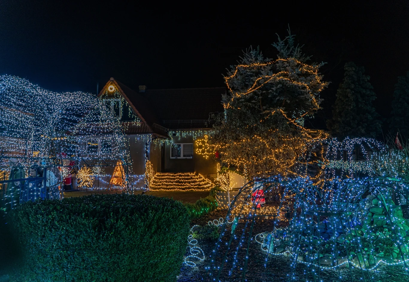 Wieś Popowo nazywana jest "lubuskim Las Vegas". Co roku mieni się blaskiem świątecznych iluminacji.