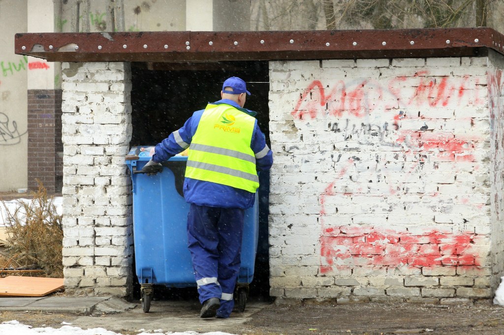 Zdarza się, że odpady z nieruchomości niezamieszkanych trafiają do osiedlowych śmietników. Petycję, aby ukrócić ten proceder skierowano do polskiego rządu