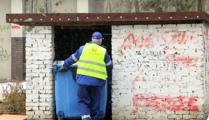 Podrzucają odpady do śmietników i nie płacą. "Sprawą zajmie się premier"